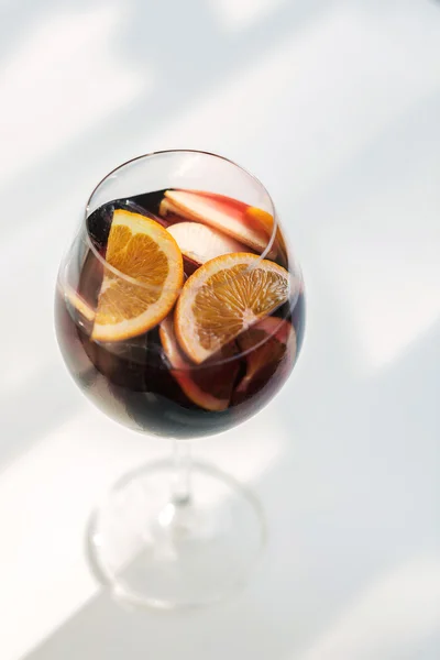 Sangria 스페인 레드 와인 칵테일 음료의 유리 — 스톡 사진