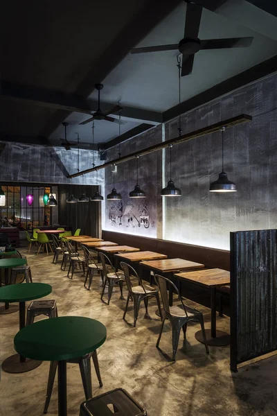 Moderno industrial contemporâneo design de interiores restaurante — Fotografia de Stock