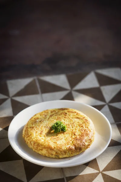 Tortilla espagnole omelette traditionnelle sur tuiles rustiques — Photo