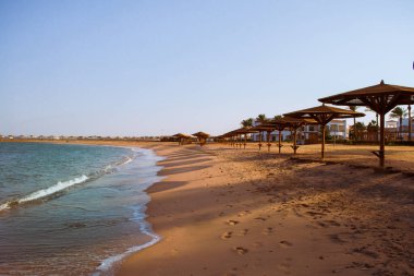 Mısır 'ın Hurghada kentindeki Kızıl Deniz manzaralı plajda gün batımı