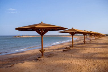 Mısır 'ın Hurghada kentindeki Kızıl Deniz manzaralı plajda gün batımı