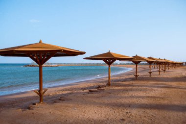 Mısır 'ın Hurghada kentindeki Kızıl Deniz manzaralı plajda gün batımı