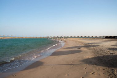 Mısır 'ın Hurghada kentindeki Kızıl Deniz manzaralı plajda gün batımı