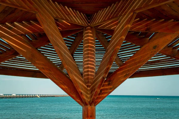 Mısır 'ın Hurghada kentindeki Kızıl Deniz manzaralı plajda gün batımı