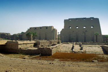 KARNAK TEMPLE - Mısır 'ın hiyeroglifleri ve antik sembolleri olan güzel yerlerinde büyük sütunlar. Nil Nehri ve Lüksör, Mısır yakınlarındaki dünyanın ünlü simgesi.