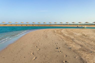 Mısır 'ın Hurghada kentindeki Kızıl Deniz manzaralı plajda gün batımı