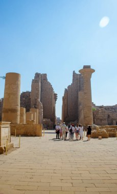 Karnak TEMPLE.Luxor, Mısır - 7 Şubat 2021: Luxor Tapınağı, Eski Teb, Mısır. Luxor Tapınağı, Nil Nehri 'nin doğu kıyısında yer alan büyük bir Eski Mısır tapınak kompleksi..