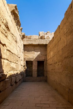 KARNAK TEMPLE - Mısır 'ın hiyeroglifleri ve antik sembolleri olan güzel yerlerinde büyük sütunlar. Nil Nehri ve Lüksör, Mısır yakınlarındaki dünyanın ünlü simgesi.