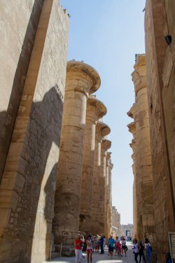KARNAK TEMPLE - Mısır 'ın hiyeroglifleri ve antik sembolleri olan güzel yerlerinde büyük sütunlar. Nil Nehri ve Lüksör, Mısır yakınlarındaki dünyanın ünlü simgesi.