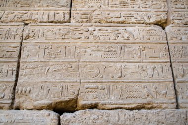 KARNAK TEMPLE - Mısır 'ın hiyeroglifleri ve antik sembolleri olan güzel yerlerinde büyük sütunlar. Nil Nehri ve Lüksör, Mısır yakınlarındaki dünyanın ünlü simgesi.