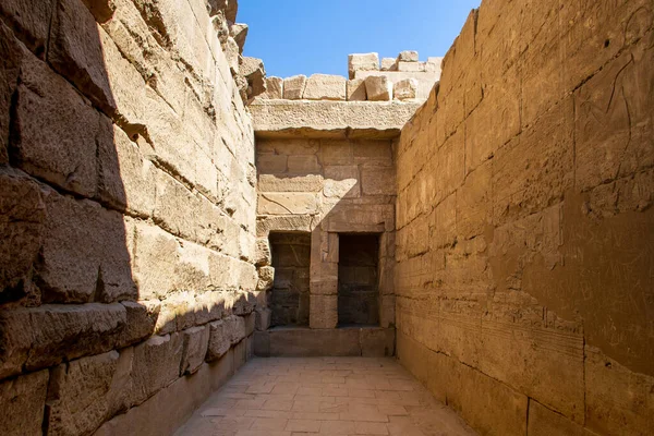 KARNAK TEMPLE - Mısır 'ın hiyeroglifleri ve antik sembolleri olan güzel yerlerinde büyük sütunlar. Nil Nehri ve Lüksör, Mısır yakınlarındaki dünyanın ünlü simgesi.