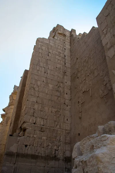 卡尔纳克主题 巨大的柱子内美丽的埃及地标 象形文字和古老的符号 世界上靠近尼罗河和埃及卢克索的著名地标 — 图库照片