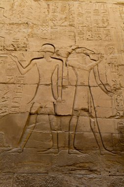 KARNAK TEMPLE - Mısır 'ın hiyeroglifleri ve antik sembolleri olan güzel yerlerinde büyük sütunlar. Nil Nehri ve Lüksör, Mısır yakınlarındaki dünyanın ünlü simgesi.