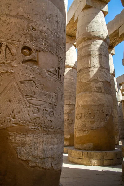 KARNAK TEMPLE - Mısır 'ın hiyeroglifleri ve antik sembolleri olan güzel yerlerinde büyük sütunlar. Nil Nehri ve Lüksör, Mısır yakınlarındaki dünyanın ünlü simgesi.