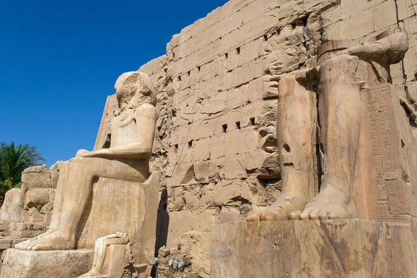 KARNAK TEMPLE - Mısır 'ın hiyeroglifleri ve antik sembolleri olan güzel yerlerinde büyük sütunlar. Nil Nehri ve Lüksör, Mısır yakınlarındaki dünyanın ünlü simgesi.