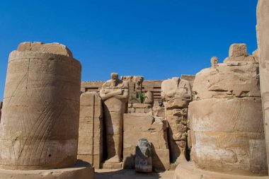 KARNAK TEMPLE - Mısır 'ın hiyeroglifleri ve antik sembolleri olan güzel yerlerinde büyük sütunlar. Nil Nehri ve Lüksör, Mısır yakınlarındaki dünyanın ünlü simgesi.