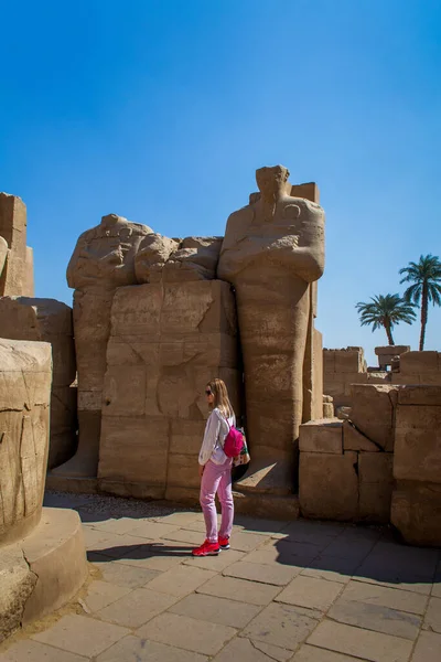 Karnak TEMPLE.Luxor, Mısır - 7 Şubat 2021: Luxor Tapınağı, Eski Teb, Mısır. Luxor Tapınağı, Nil Nehri 'nin doğu kıyısında yer alan büyük bir Eski Mısır tapınak kompleksi..