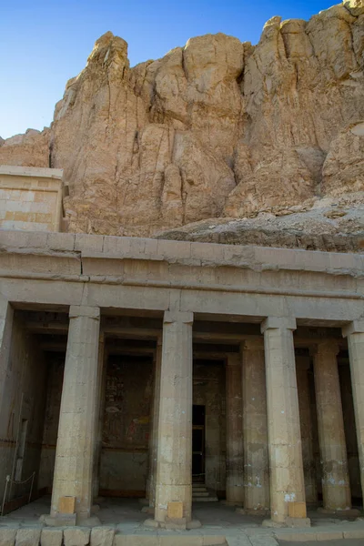 Hatshepsut 'un kayalık tapınağının manzarası. Eski şehir Luxor 'un yeri, karmaşık Deir el-Bahari, Mısır, Afrika. Popüler turistik bir yer. Eski Mısır uygarlığı. Toprağın güzelliğini keşfedin.