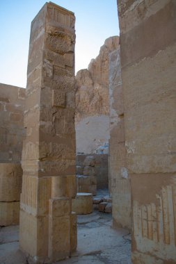 Hatshepsut 'un kayalık tapınağının manzarası. Eski şehir Luxor 'un yeri, karmaşık Deir el-Bahari, Mısır, Afrika. Popüler turistik bir yer. Eski Mısır uygarlığı. Toprağın güzelliğini keşfedin.