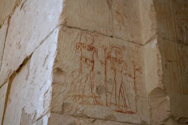 Hatshepsut 'un kayalık tapınağının manzarası. Eski şehir Luxor 'un yeri, karmaşık Deir el-Bahari, Mısır, Afrika. Popüler turistik bir yer. Eski Mısır uygarlığı. Toprağın güzelliğini keşfedin.