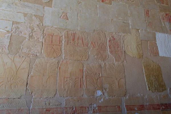 Hatshepsut 'un kayalık tapınağının manzarası. Eski şehir Luxor 'un yeri, karmaşık Deir el-Bahari, Mısır, Afrika. Popüler turistik bir yer. Eski Mısır uygarlığı. Toprağın güzelliğini keşfedin.