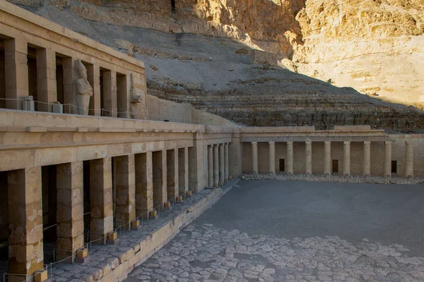 Hatshepsut 'un kayalık tapınağının manzarası. Eski şehir Luxor 'un yeri, karmaşık Deir el-Bahari, Mısır, Afrika. Popüler turistik bir yer. Eski Mısır uygarlığı. Toprağın güzelliğini keşfedin.