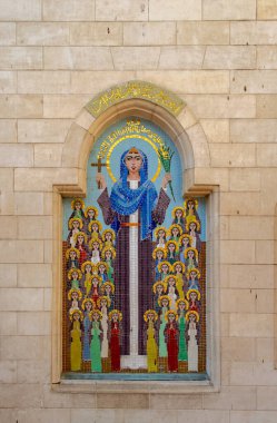 Kahire - Mısır - 09 Şubat 2021: Kahire 'deki eski güzel Ortodoks Kilisesi. Hıristiyan Coptic Asma Kilisesi girişi. Aziz Bakire Meryem Kilisesi Coptic Ortodoks Kilisesi