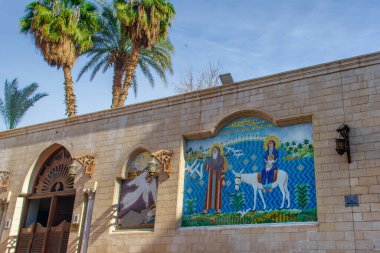 Kahire - Mısır - 09 Şubat 2021: Kahire 'deki eski güzel Ortodoks Kilisesi. Hıristiyan Coptic Asma Kilisesi girişi. Aziz Bakire Meryem Kilisesi Coptic Ortodoks Kilisesi