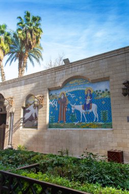 Kahire - Mısır - 09 Şubat 2021: Kahire 'deki eski güzel Ortodoks Kilisesi. Hıristiyan Coptic Asma Kilisesi girişi. Aziz Bakire Meryem Kilisesi Coptic Ortodoks Kilisesi