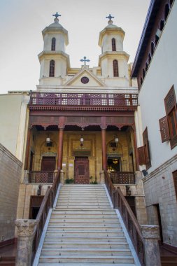 Kahire - Mısır - 09 Şubat 2021: Kahire 'deki eski güzel Ortodoks Kilisesi. Hıristiyan Coptic Asma Kilisesi girişi. Aziz Bakire Meryem Kilisesi Coptic Ortodoks Kilisesi