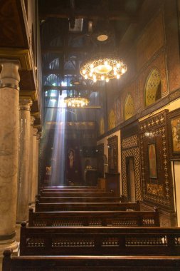 Kahire - Mısır - 09 Şubat 2021: Kahire 'deki eski güzel Ortodoks Kilisesi. Hıristiyan Coptic Asma Kilisesi girişi. Aziz Bakire Meryem Kilisesi Coptic Ortodoks Kilisesi