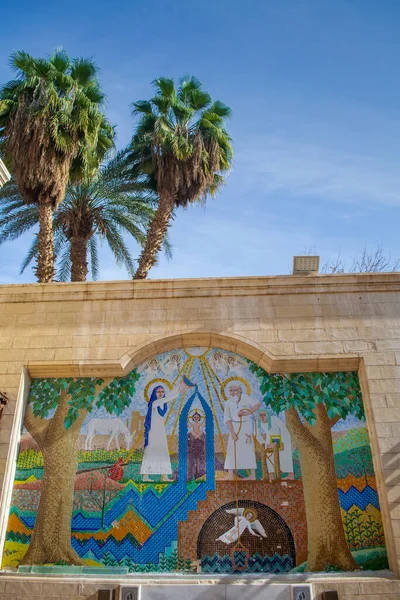 Kahire - Mısır - 09 Şubat 2021: Kahire 'deki eski güzel Ortodoks Kilisesi. Hıristiyan Coptic Asma Kilisesi girişi. Aziz Bakire Meryem Kilisesi Coptic Ortodoks Kilisesi