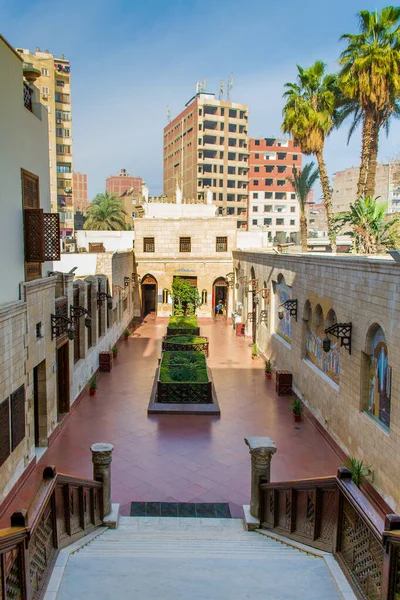 Kahire - Mısır - 09 Şubat 2021: Kahire 'deki eski güzel Ortodoks Kilisesi. Hıristiyan Coptic Asma Kilisesi girişi. Aziz Bakire Meryem Kilisesi Coptic Ortodoks Kilisesi