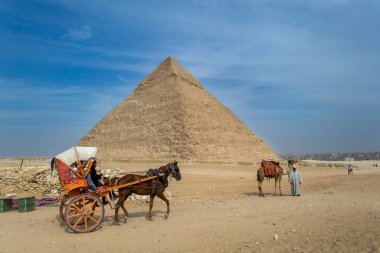 Kahire, Mısır - 09 Şubat 2021. Kahire, Giza 'da eski Mısır' ın büyük piramitleri