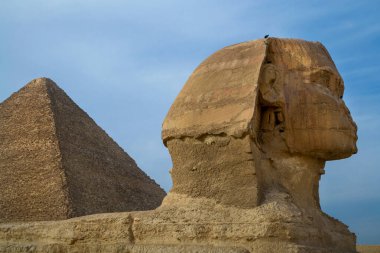 Kahire, Mısır - 09 Şubat 2021. Kahire, Giza 'da eski Mısır' ın büyük piramitleri