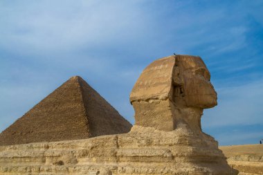 Kahire, Mısır - 09 Şubat 2021. Kahire, Giza 'da eski Mısır' ın büyük piramitleri