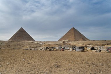 Kahire, Mısır - 09 Şubat 2021. Kahire, Giza 'da eski Mısır' ın büyük piramitleri