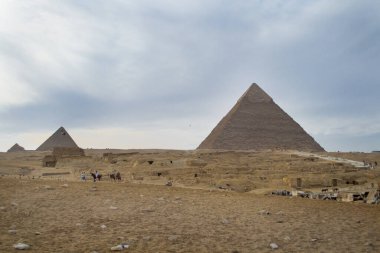 Kahire, Mısır - 09 Şubat 2021. Kahire, Giza 'da eski Mısır' ın büyük piramitleri