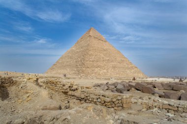 Kahire, Mısır - 09 Şubat 2021. Kahire, Giza 'da eski Mısır' ın büyük piramitleri