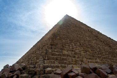 Kahire, Mısır - 09 Şubat 2021. Kahire, Giza 'da eski Mısır' ın büyük piramitleri