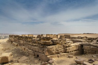 Giza Platosu 'ndaki büyük piramitlerin yakınındaki antik kalıntılar. Kahire, Mısır