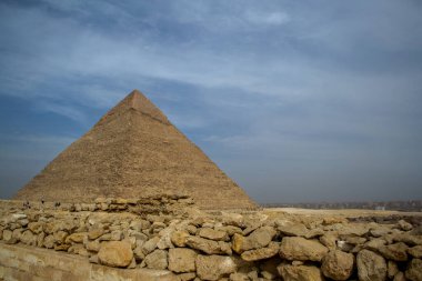 Kahire, Mısır - 09 Şubat 2021. Kahire, Giza 'da eski Mısır' ın büyük piramitleri