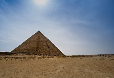 Kahire, Mısır - 09 Şubat 2021. Kahire, Giza 'da eski Mısır' ın büyük piramitleri