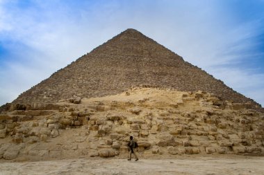 Kahire, Mısır - 09 Şubat 2021. Kahire, Giza 'da eski Mısır' ın büyük piramitleri