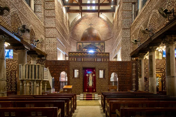 Kahire - Mısır - 09 Şubat 2021: Kahire 'deki eski güzel Ortodoks Kilisesi. Hıristiyan Coptic Asma Kilisesi girişi. Aziz Bakire Meryem Kilisesi Coptic Ortodoks Kilisesi