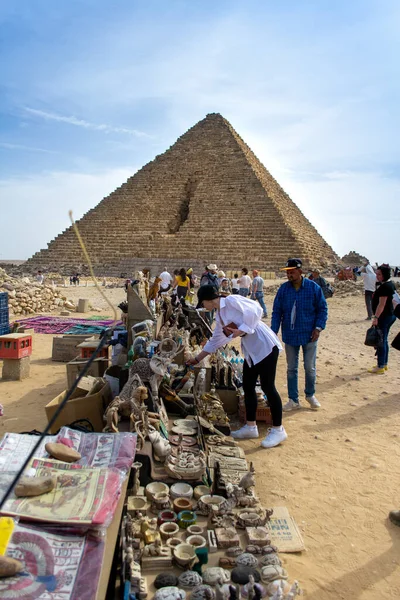 Kahire, Mısır - 09 Şubat 2021. Kahire, Giza 'da eski Mısır' ın büyük piramitleri