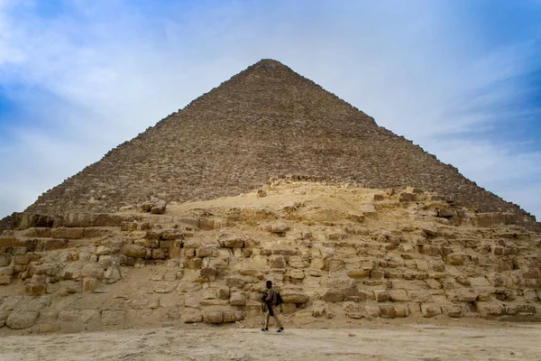 Kahire, Mısır - 09 Şubat 2021. Kahire, Giza 'da eski Mısır' ın büyük piramitleri