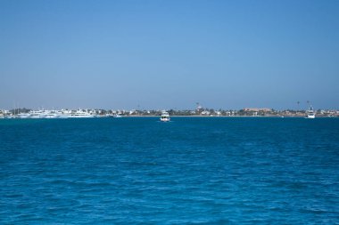 Kızıl deniz mercan resifi ve mavi gökyüzü. El Gouna, Mısır