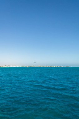 Kızıl deniz mercan resifi ve mavi gökyüzü. El Gouna, Mısır