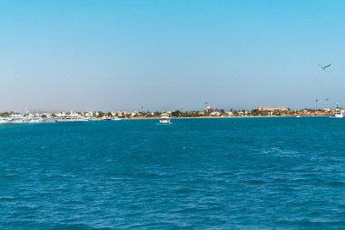 Kızıl deniz mercan resifi ve mavi gökyüzü. El Gouna, Mısır